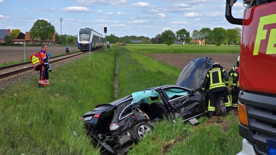 Bei Rieste in der Samtgemeinde Bersenbrück (Landkreis Osnabrück) sind ein Zug und ein Auto miteinander kollidiert. © Nord-West-Media TV 