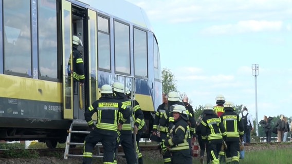 Passagiere verlassen die Nordwestbahn nach der Kollision mit dem Auto in Rieste. Passagiere verlassen die Nordwestbahn nach der Kollision mit dem Auto in Rieste. © Nord-West-Media TV