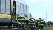 Passagiere verlassen einen Zug nach einer Kollision mit einem Pkw bei Rieste © Nord-West-Media TV 