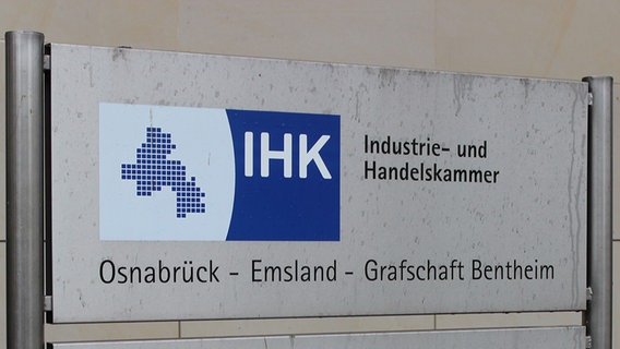 Das Firmenschild der Industrie- und Handelskammer (IHK) Osnabrück-Emsland-Grafschaft Bentheim © NDR Foto: Kerstin Staben