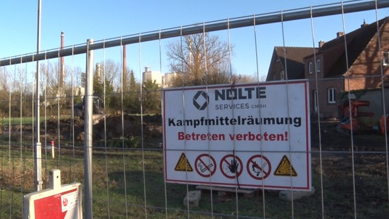 Auf einem Schild an einem Bauzaun steht "Kampfmittelräumung". © Nord-West-Media TV 