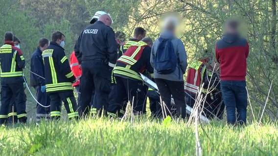 Rettungskräfte bergen einen Leiche aus der Ems. © Nord-West-Media TV 