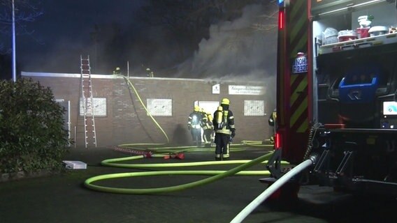 Die Feuerwehr löscht ein brennendes Schützenhaus. © NDR/Nord-West-Media TV 