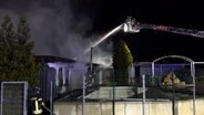 Feuerwehrleute löschen den Brand einer Sauna in Belm. © TeleNewsNetwork 