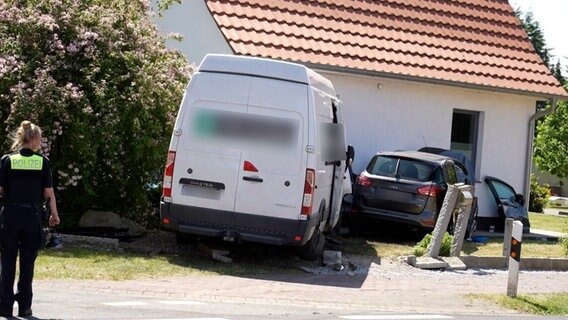 Ein Pkw und ein Transporter stehen nach einem Unfall neben einem Wohnhaus. © Nord-West-Media TV 