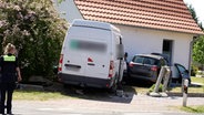 Ein Pkw und ein Transporter stehen nach einem Unfall neben einem Wohnhaus. © Nord-West-Media TV 