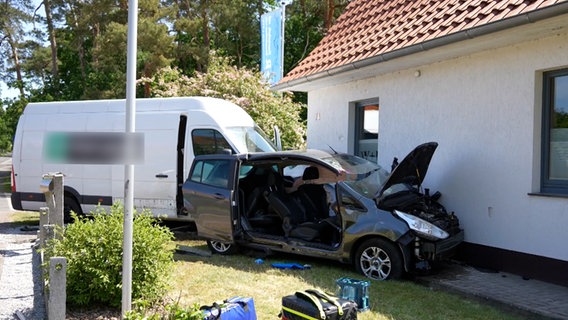 Ein Pkw und ein Transporter stehen nach einem Unfall neben einem Wohnhaus. © Nord-West-Media TV 