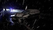 Ein beschädigtes Auto steht nach einem Unfall auf der A33 bei Osnabrück im Schneetreiben auf der Autobahn. © Nord-West-Media TV 