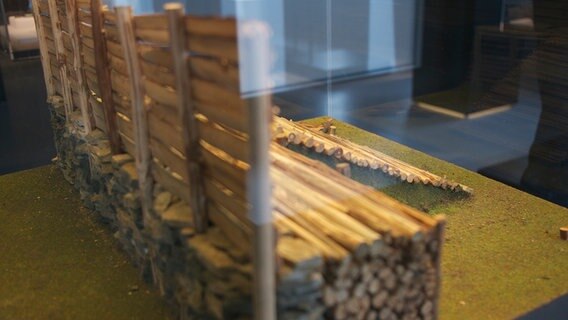 In einem Museum befindet sich eine Miniatur-Rekonstruktion der Schnippenburg. © NDR Foto: Kora Blanken