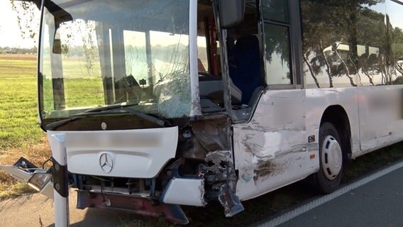Ein Schulbus steht nach einem Unfall an einer Straße. © Nord-West-Media TV 