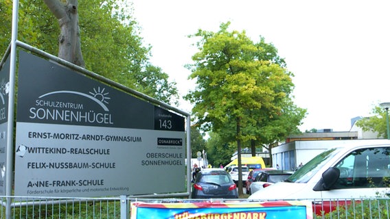 Ein Schild eines Schulzentrums. © NDR 