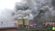 Einsatzkräfte der Feuerwehr löschen einen Stallbrand. © Nord-West-Media TV 