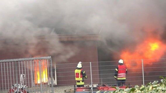 Einsatzkräfte der Feuerwehr löschen einen Stallbrand. © Nord-West-Media TV 