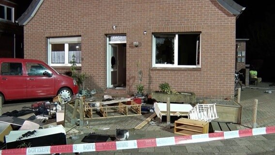 Nach einem Einsatz eines SEK in Nordhorn liegen Möbel vor einem Hauseingang. © Nord-West-Media TV 