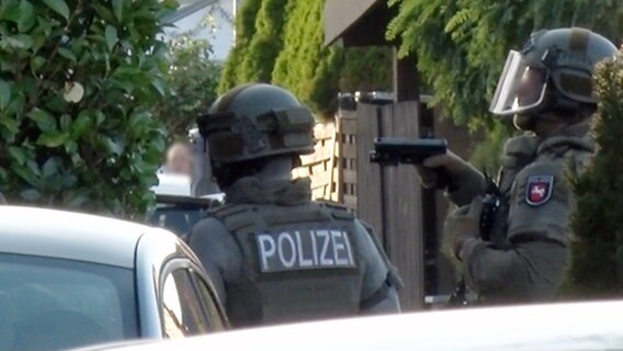Polizisten bei einem Einsatz eines SEK in Nordhorn © Nord-West-Media TV 