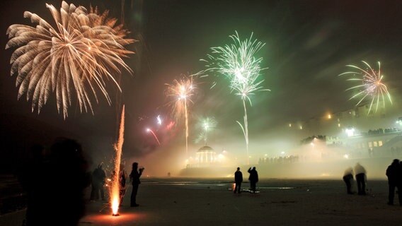 Feuerwerk an der Strandpromenade auf der Nordseeinsel Borkum. © dpa Foto: Reinhold Grigoleit
