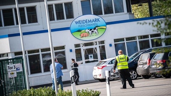Der Name "Weidemark Fleischwaren" steht auf einem Schild am Firmengelände von Weidemark. © dpa - Bildfunk Foto: Mohssen Assanimoghaddam