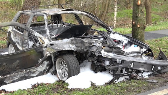 Ein ausgebrannter Pkw steht nach einem Unfall an einer Straße. © Nord-West-Media TV 