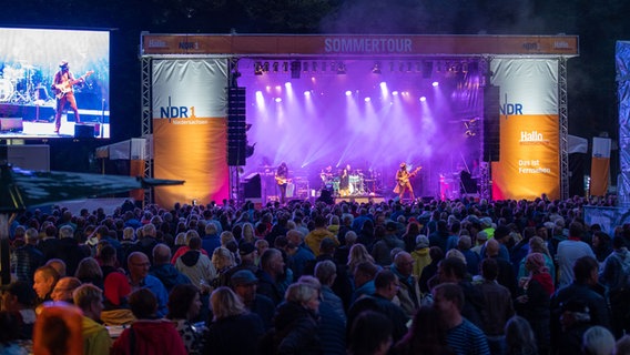 Die Band Hit Radio Show auf der Bühne der NDR Sommertour 2019 in Meppen © NDR Foto: Alexander Brodeßer