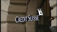 Schriftzeichen der Bank "Credit Suisse". © NDR Foto: Claus Halstrup