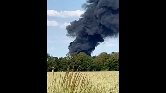 Eine dunkle Rauchsäule ist am Himmel zu sehen. © Nord-West-Media TV 