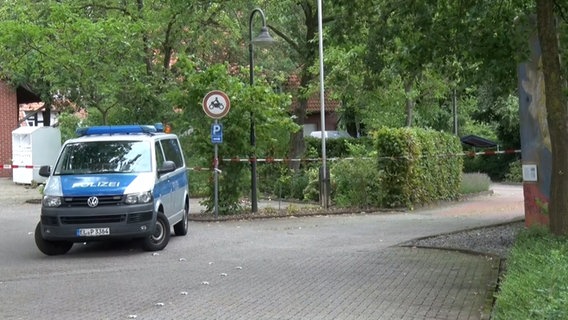 Ein Polizeiauto vor einer Polizeiabsperrung in Spelle © Nord-West-Media TV 