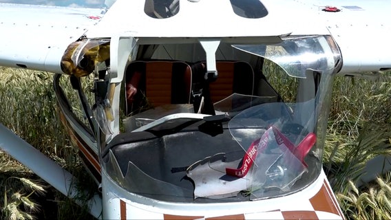 Ein Sportflugzeug in einem Getreidefeld. Blick aufs Cockpit. © Nord-West-Media TV 