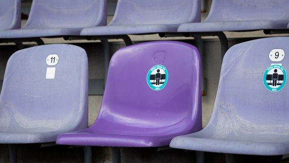 Leere, lila farbene Zuschauer-Sitze im Stadion des VfL Osnabrück. © dpa bildfunk Foto: Friso Gentsch