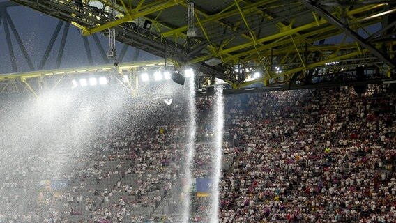 Regenwasser fließt vom Stadiondach von Borussia Dortmund. © dpa-Bildfunk Foto: Marcus Brandt