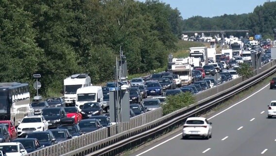 Autos stauen sich auf der A1 bei Dinklage. © Nord-West-Media TV 