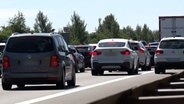 Autos stauen sich auf der A1 bei Dinklage. © Nord-West-Media TV 