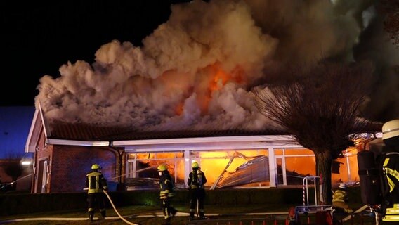 Feuerwehrleute löschen einen Brand in Steinfeld. © NonstopNews 