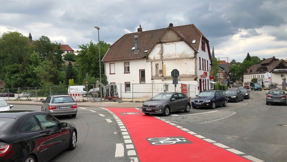 An einer Kreuzung fahren mehrere Autos, andere stehen und wollen abbiegen. © NDR Foto: Göran Ladewig