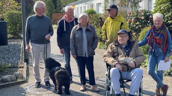 Die Anwohner der der Straße Vorderhall haben sich für ein Gruppenfoto versammelt. © NDR Foto: Daniel Sprehe