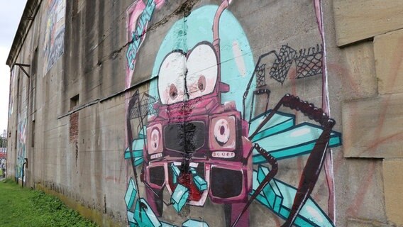Graffitikunst ist an der Außenwand eines Bunkers zu sehen. © NDR Foto: Josephine Lütke