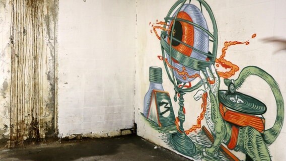Graffitikunst ist in einem Bunker an einer Wand zu sehen. © NDR Foto: Josephine Lütke