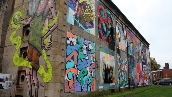 Graffitikunst ist an der Außenwand eines Bunkers zu sehen. © NDR Foto: Josephine Lütke