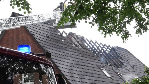 Die Feuerwehr im Einsatz bei einem Dachstuhlbrand in Surwold (Landkreis Emsland). © Nord-West-Media 