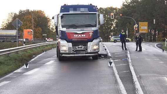 Polizeibeamte stehen nach einem tödlichen Unfall neben einem Lkw und einem Fahrrad auf einer Straße. Polizeibeamte stehen nach einem tödlichen Unfall neben einem Lkw und einem Fahrrad auf einer Straße. © Nord-West-Media