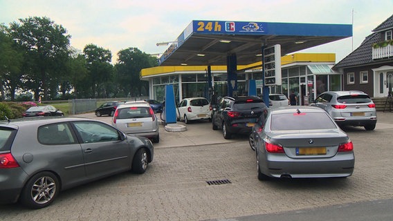 Niederländische Pkw stehen an einer deutschen Tankstelle. © NDR 