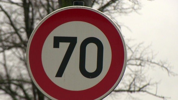 Ein Tempo 70 Schild steht an einer Straße. © NDR 