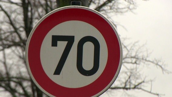 Ein Tempo 70 Schild steht an einer Straße. Ein Tempo 70 Schild steht an einer Straße. © NDR