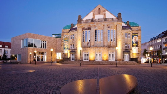 Das Theater in Osnabrück bei Abenddämmerung. © picture alliance / imageBROKER Foto: Stefan Ziese