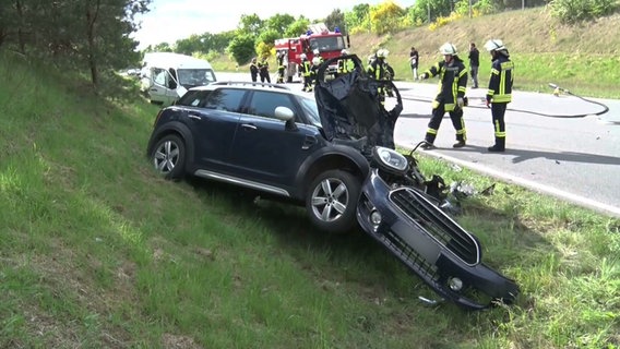 Zwei Fahrzeuge sind nach einem Unfall in Thuine (Landkreid Emsland) stark beschädigt. © Nord-West-Media TV 