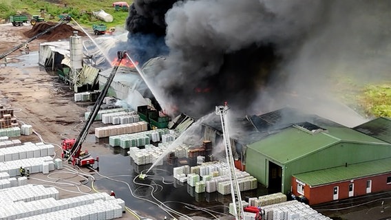 Ein Brand in einem Torfwerk in Survold. © Nord-West-Media TV 