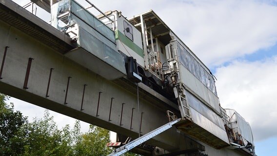 Auf der alten Transrapid-Teststrecke steht ein altes Fahrzeug. © NDR Foto: Hedwig Ahrens