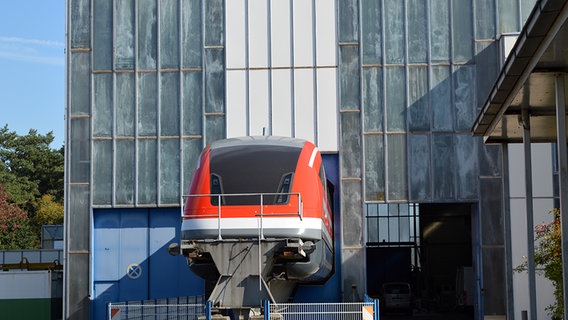 Aus einer Werkshalle ragt ein Teil des Transrapids. © NDR Foto: Hedwig Ahrens