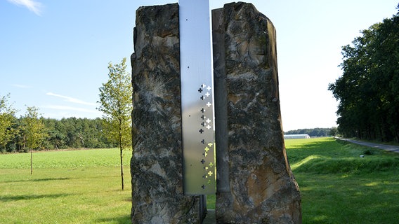 Ein Gedenkstein steht im ehemaligen Besucherzentrum. © NDR Foto: Hedwig Ahrens