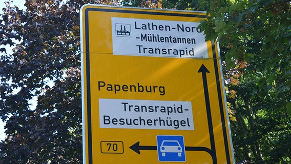 Ein Verkehrsschild weist auf die Versuchsstrecke des Transrapids. © NDR Foto: Hedwig Ahrens