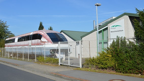 Vor dem ehemaligen Besucherzentrum steht ein alter Transrapid. © NDR Foto: Hedwig Ahrens